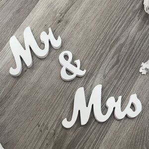 White 'Mr & Mrs' Decorative Sign